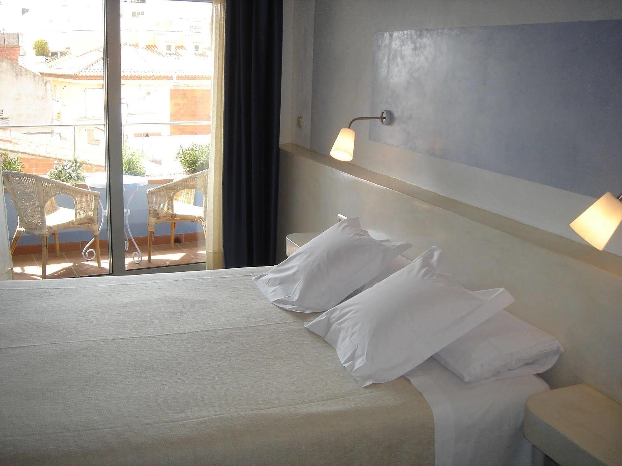 Hotel Carmen Roses Kültér fotó